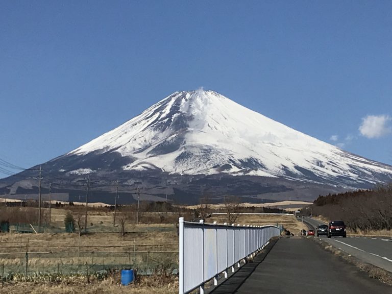 冬の富士山、食事処すそのへ向かう道